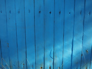 Niebieski drewniany płot