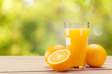 Orange juice and slices of orange