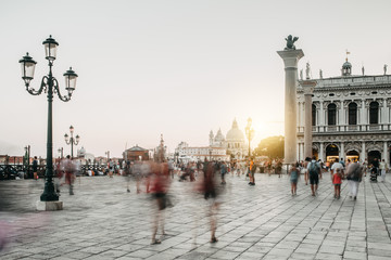 Obraz premium Menschen in Bewegung auf dem Markusplatz in Venedig Italien