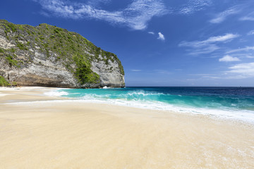 An unforgettable Balinese beach on Nusa Penida in Indonesia. - obrazy, fototapety, plakaty