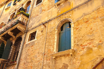 Fototapeta na wymiar View on the historic architecture in Venice, Italy on a sunny day.