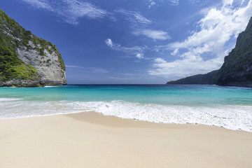 A tropical white sand beach, Kelingking Beach on Nusa Penida in Indonesia.
