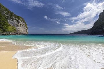 White water on Kelingking Beach on Nusa Penida in Indonesia. - obrazy, fototapety, plakaty