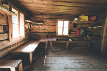 Holzhütte, Schutzhütte in den Bergen, Innenaufnahme