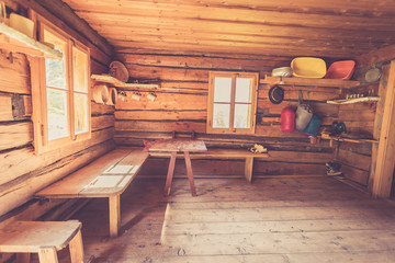 Holzhütte, Schutzhütte in den Bergen, Innenaufnahme