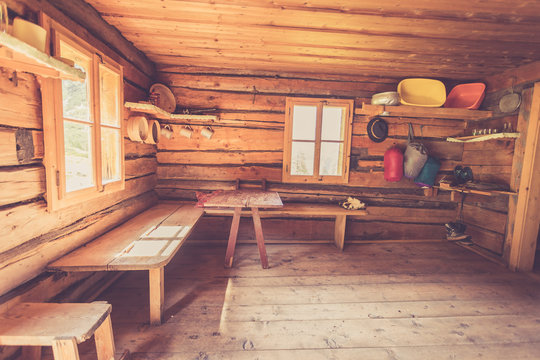Holzh&uuml;tte, Schutzh&uuml;tte in den Bergen, Innenaufnahme