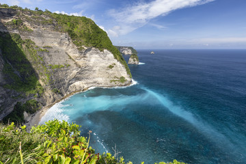 Interesting beach sediment interacting with the ocean at Puluang Cliff near Kelingking Beach on Nusa Penida in Indonesia. - obrazy, fototapety, plakaty