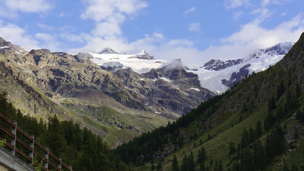 Fototapeta na wymiar Masyw Monte Rosa - lodowce na skalnych szczytach.