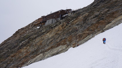 Podejście po skale do schroniska górskiego Gnifetti na wysokości 3647 m n.p.m.  w Masywie Monte Rosa.