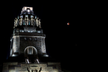 Das Völkerschlachtdenkmal in Leipzig bei einer Mondfinsternis, auch der Mars ist zu sehen