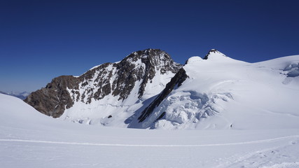 Pokryte lodem i śniegiem szczyty alpejskie Masywu Monte Rosa. z skalnym szczytem Dufourspitze - obrazy, fototapety, plakaty
