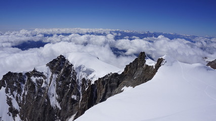Górskie szczyty pokryte lodowcem i śniegiem w alpach w Masywie Monte Rosa.