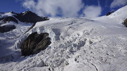 Pokryty szczelinami lodowiec w słonecznym dniu widziany ze schroniska Gnifetti.