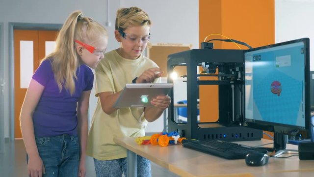Course of 3D printing is getting controlled by two kids from a tablet computer