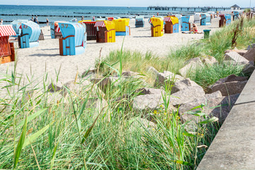 Bunte Strandkörbe am Ostsee Strand