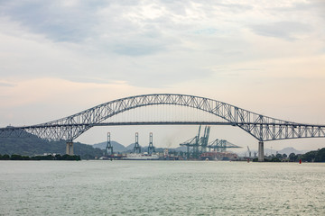 Naklejka premium Panamá Canal Locks - Bridge of the Americas