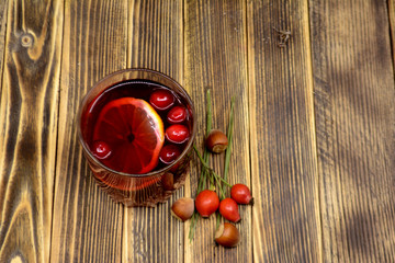 Fototapeta na wymiar Hot winter or autumn cranberry drink