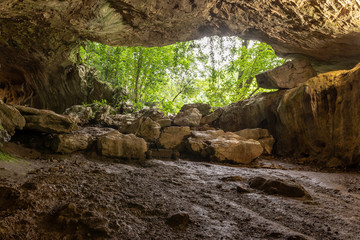 Fototapeta na wymiar Vista desde el interior de entrada de una impresionante cueva, Zugarramurdi, España.