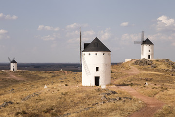 Fototapeta premium Paisaje de tres molinos de viento de Don Quijote en Castilla la Mancha