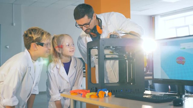 Experiment is being held and shown to the teens via the 3D printer