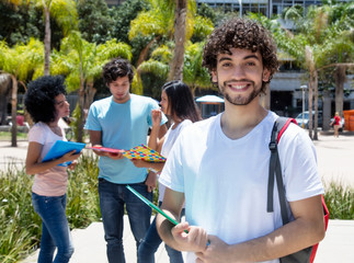 Lachender Student hat Prüfung bestanden