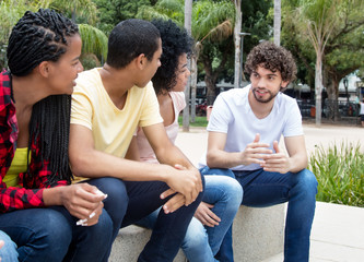 Internationale Jugendliche im Gespräch