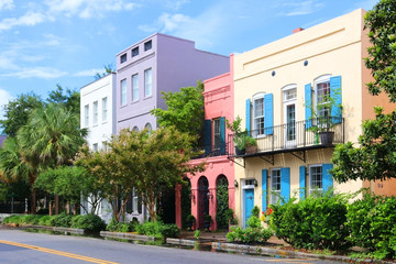 Fototapeta premium Historyczne centrum miasta Charleston. Widok ulicy w historycznym centrum miasta Charleston, Karolina Południowa, USA. Tło architektury w stylu południowym.