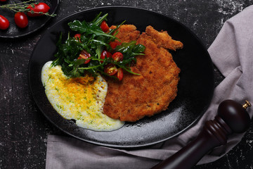 куриная отбивная с яичницей и свежим салатом