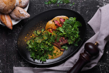 говядина средней прожарки  с соусом и свежей зеленью