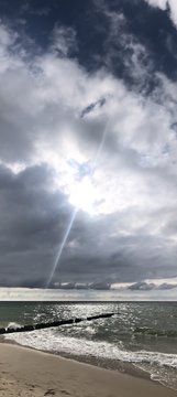 Syt Strand im Gegenlicht - heiter bis wolkig