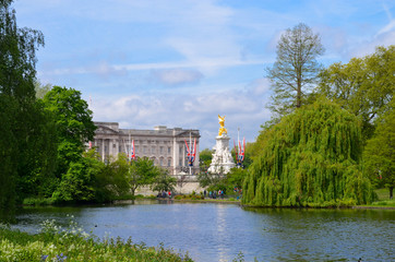 Fototapeta na wymiar St James's Park, Palais de Buckingham, Londres, Angleterre
