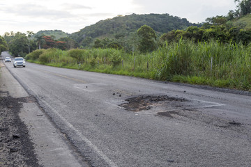 Má conservação da rodovia MG 126 entre as cidades de Guarani e Rio Novo, estado de Minas Gerais, Brasil