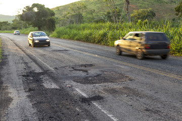 Fototapeta na wymiar Má conservação da rodovia MG 126 entre as cidades de Guarani e Rio Novo, estado de Minas Gerais, Brasil