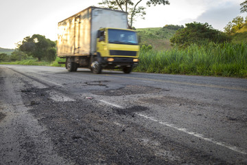Fototapeta na wymiar Má conservação da rodovia MG 126 entre as cidades de Guarani e Rio Novo, estado de Minas Gerais, Brasil