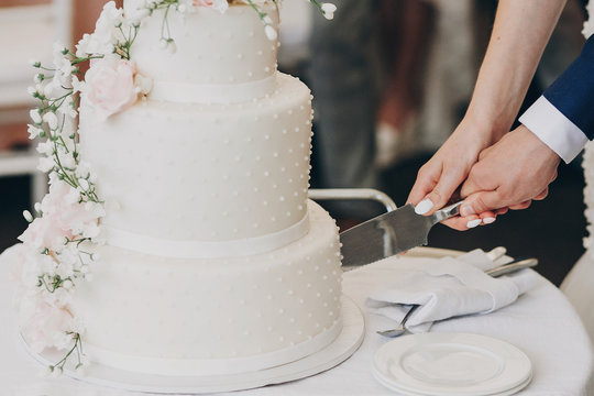 Wedding Cake Tiers, Sizes and Servings: All You Need to Know — The Kent  Wedding Centre
