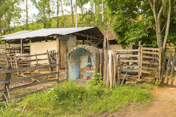 Oratório em curral de gado leiteiro em Garani, Minas Gerais