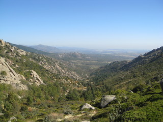 Fototapeta na wymiar Valle de sierra continental en octubre, otoño