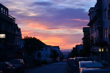 Reykjavik (soleil de minuit sur la ville).jpg