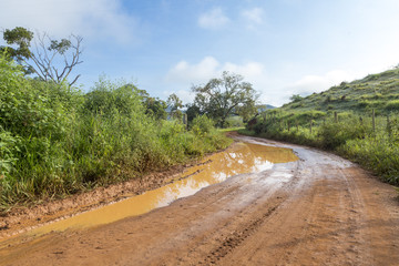 Estrada de terra do município de Guarani, interior de Minas Gerais, Brasil