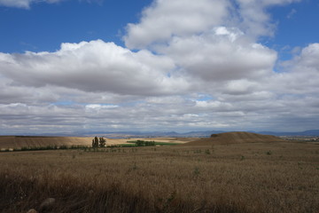 wolkige abgeerntete landschaft