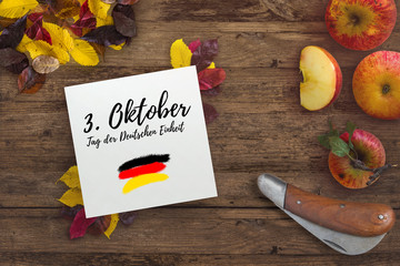Herbstlaub, Äpfel und Karton mit Aufschrift 