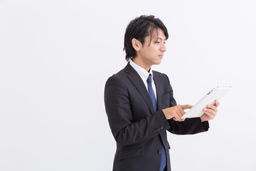 タブレットを見るミドル男性　ビジネス