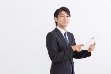 タブレットを見るミドル男性　ビジネス