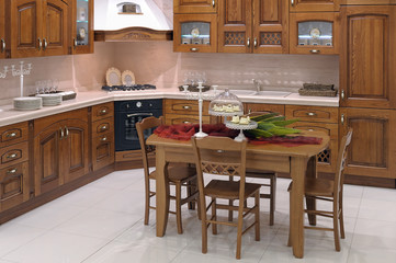 Cucina con tavolo e sedie centrali