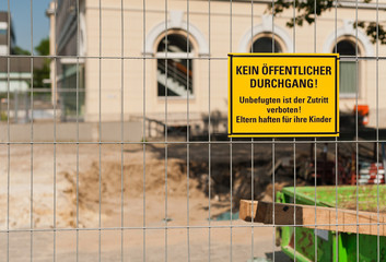 Schild an einem Bauzaun - Kein öffentlicher Durchgang - Unbefugten ist der Zutritt verboten -...