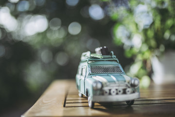 ミニチュアの車と緑ぼかし背景