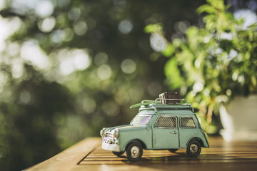 ミニチュアの車と緑ぼかし背景