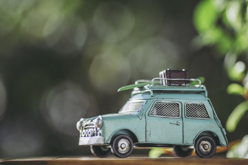 ミニチュアの車と緑ぼかし背景