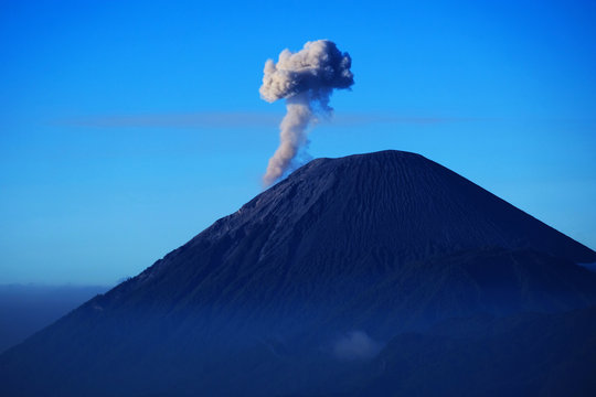 https://www.shutterstock.com/video/clip-1015321051-time-lapse-moving-clouds-during-blue-sunny-sky