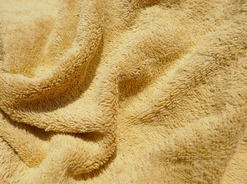 goldbrauner Hintergrund aus weichem, flauschigem Frottee oder Pl&uuml;sch-Stoff
